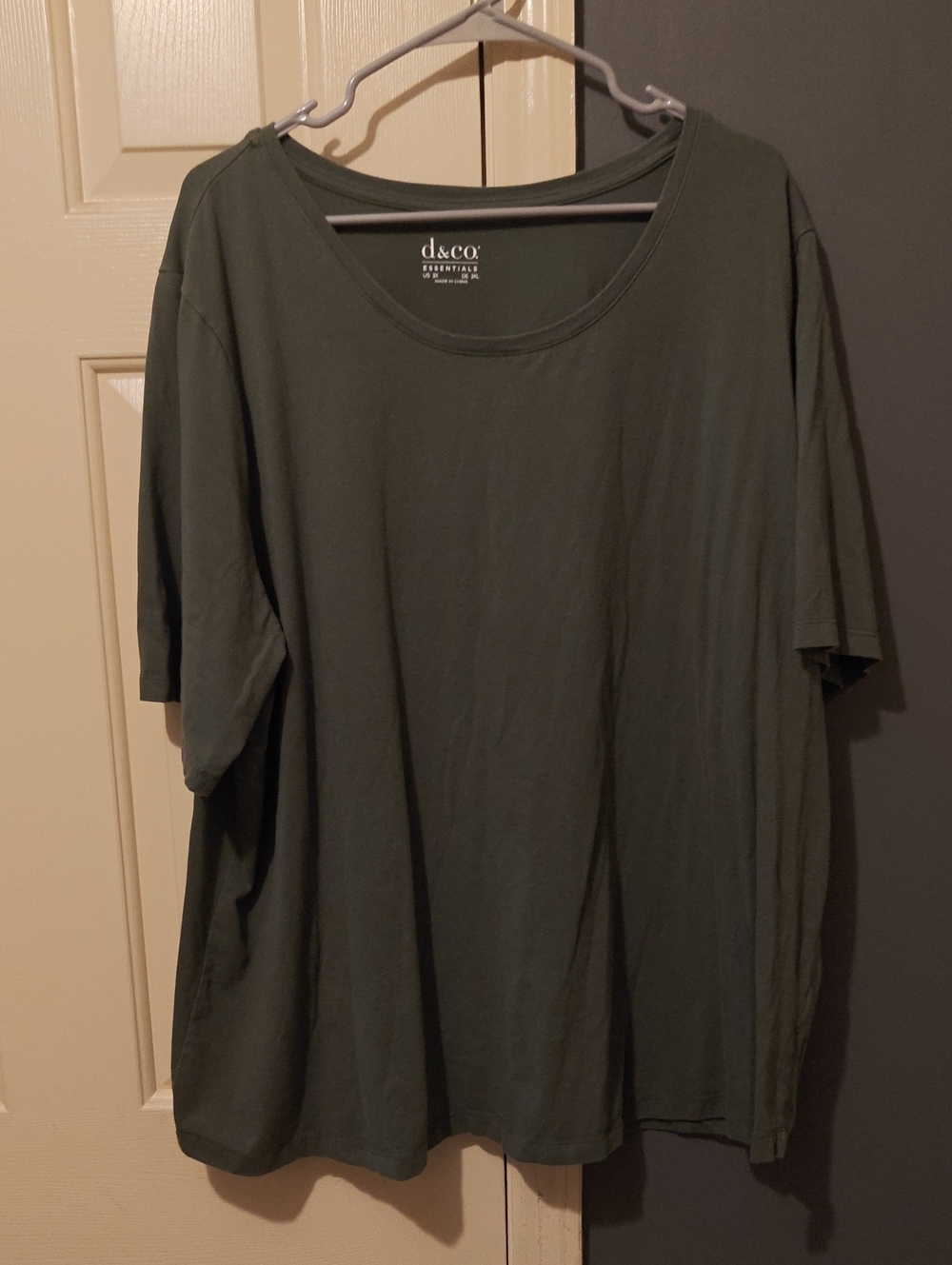 D&Co Olive Scoop Neck Tee in Dark Green